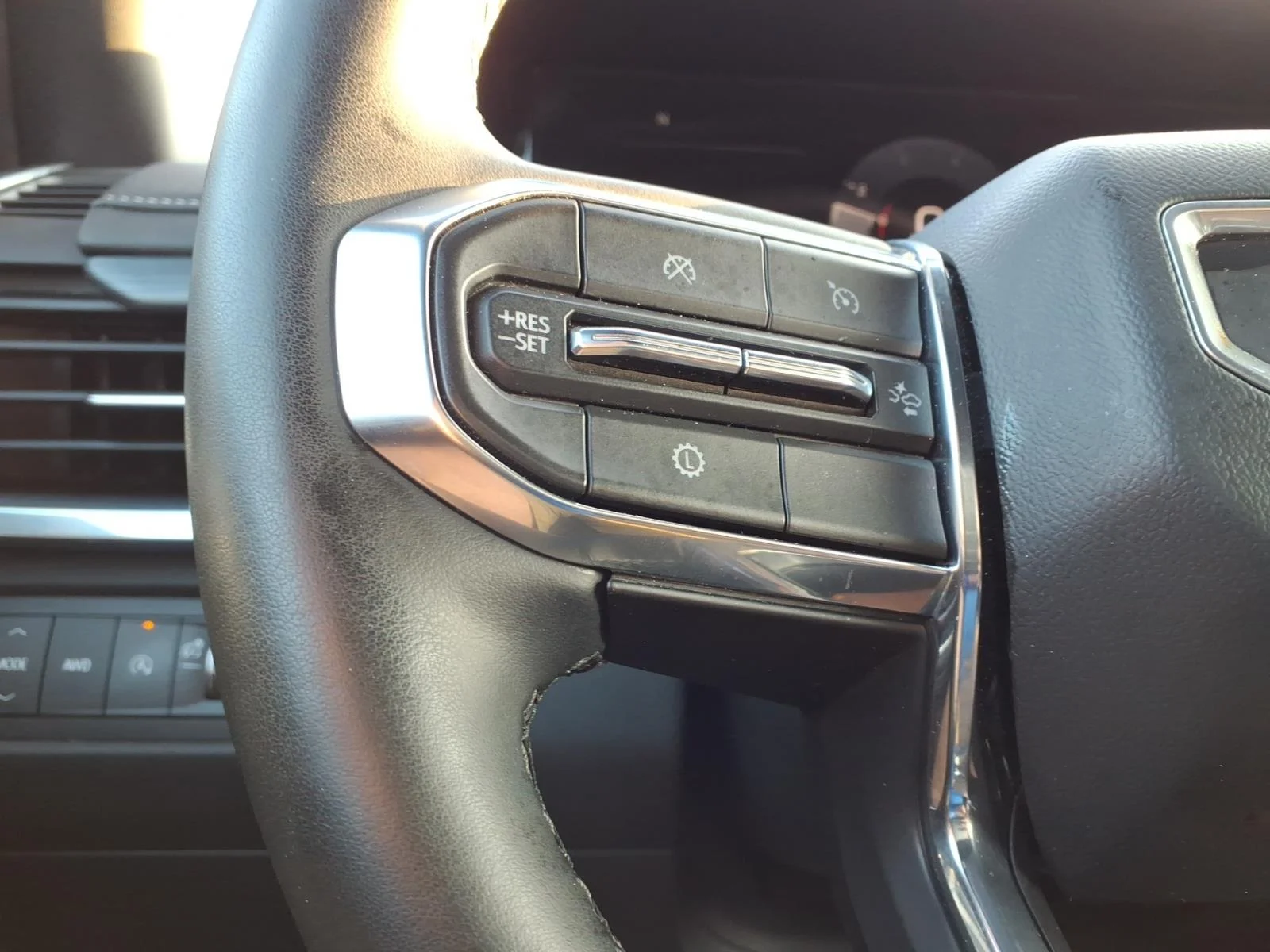 Used 2025 White GMC Elevation image 20