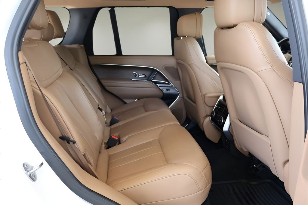 Used 2023 White Land Rover SE image 17