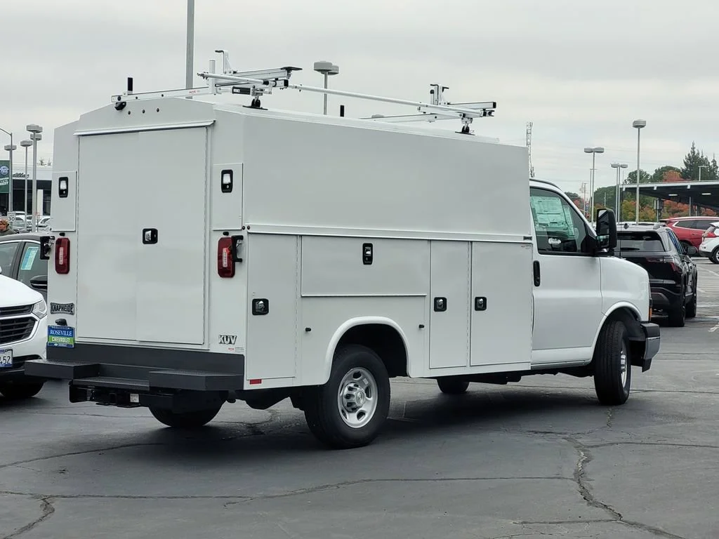 New 2025 Summit White Chevrolet 1WT image 4
