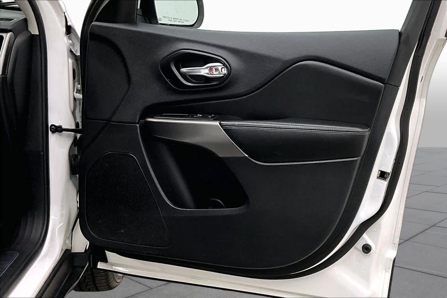 Used 2019 Bright White Clearcoat Jeep Limited image 27