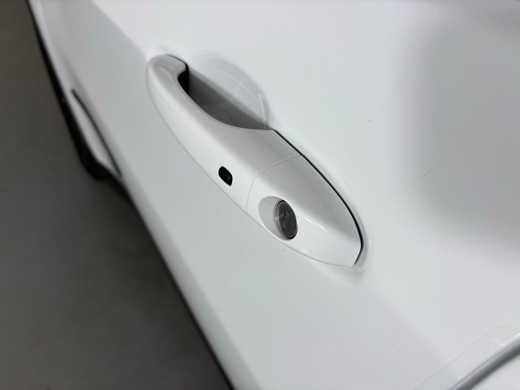 New 2026 Bright White Clear-Coat Exterior Paint Jeep Latitude image 13
