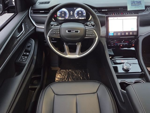 New 2025 Diamond Black Crystal Pearl-Coat Exterior Paint Jeep Limited image 13