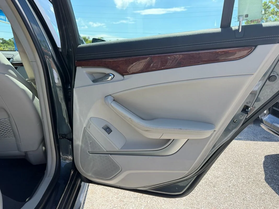 Used 2010  Cadillac Luxury image 13