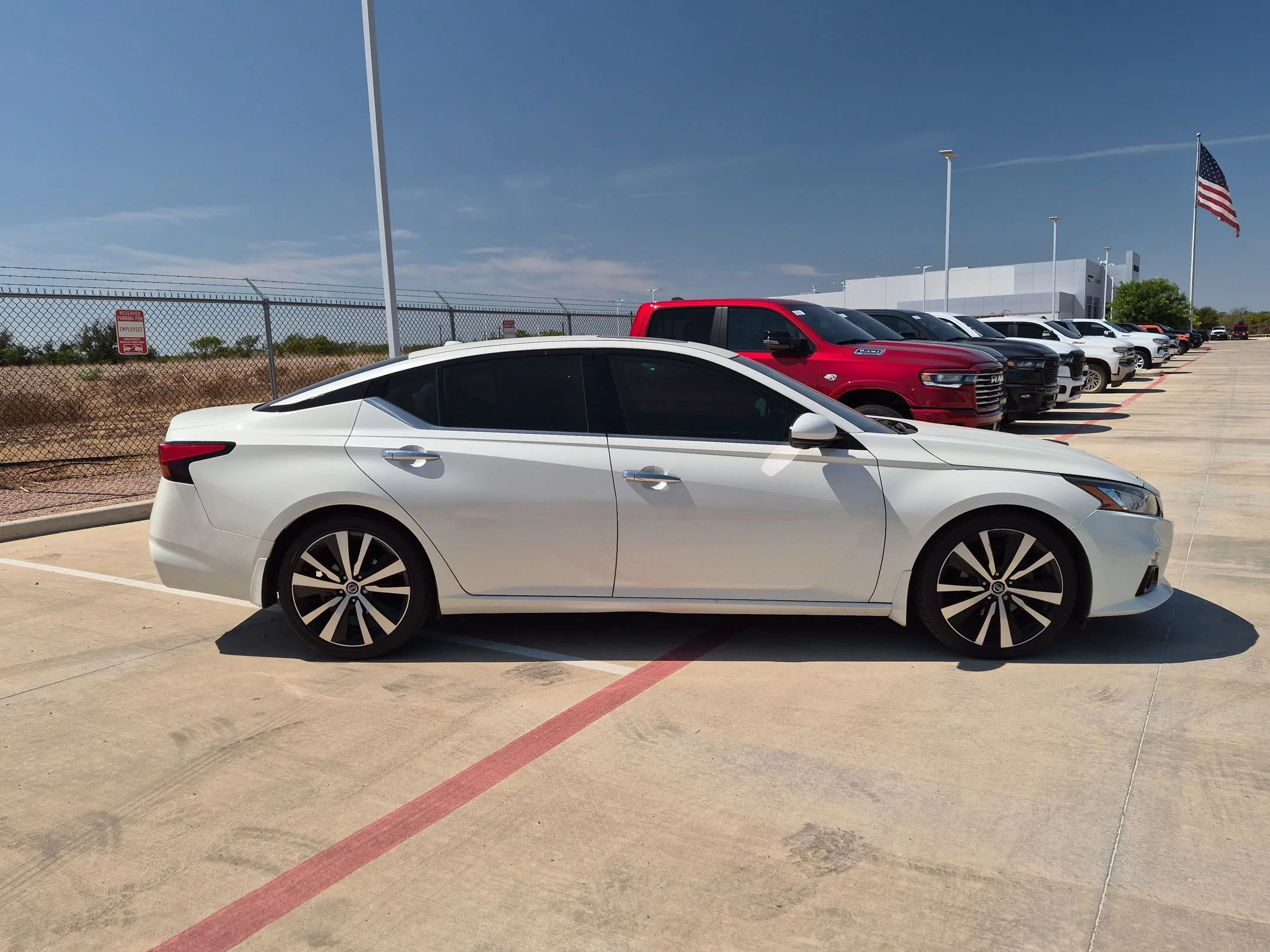 Used 2019 White Nissan 2.5 Platinum image 2