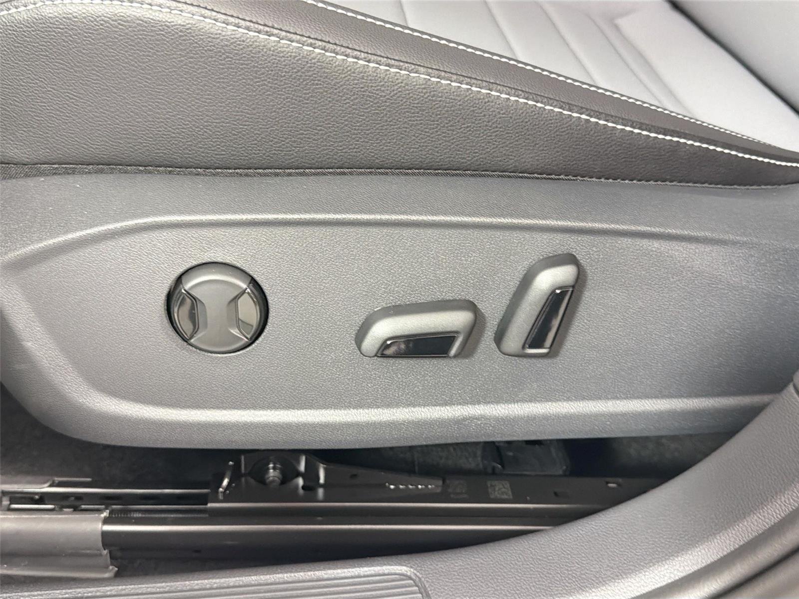 New 2026 Opal White Pearl Volkswagen SE image 17