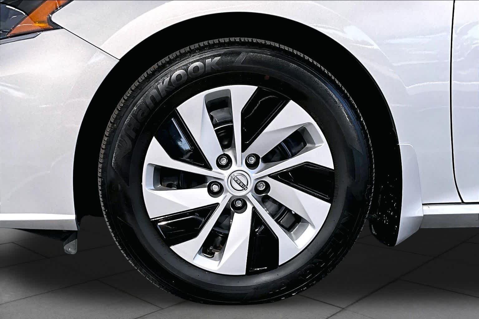 Used 2024 Brilliant Silver Metallic Nissan 2.5 S image 11