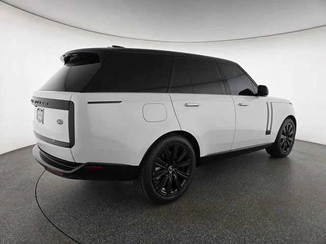 Used 2023 White Land Rover SE image 2