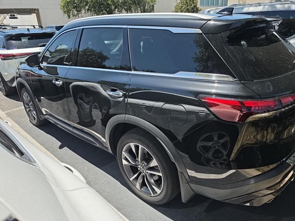 Certified Used 2023 Black INFINITI LUXE image 4