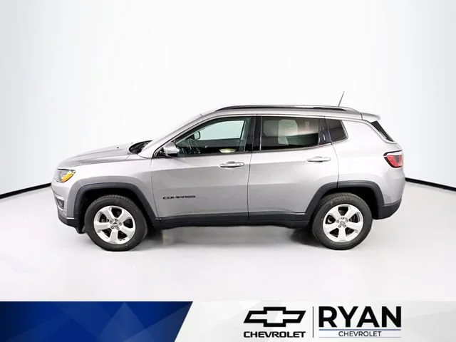 Used 2018 Silver Jeep Latitude image 4