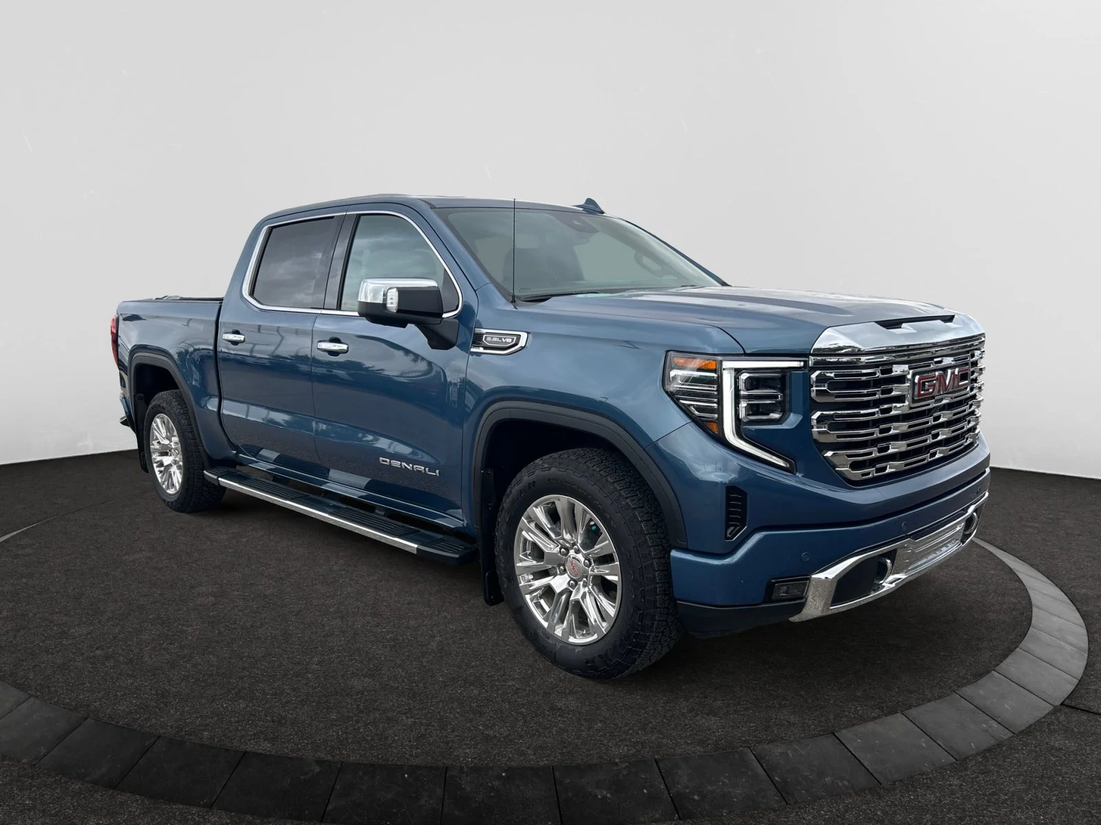 Used 2025 Blue GMC Denali Crew Cab image 7