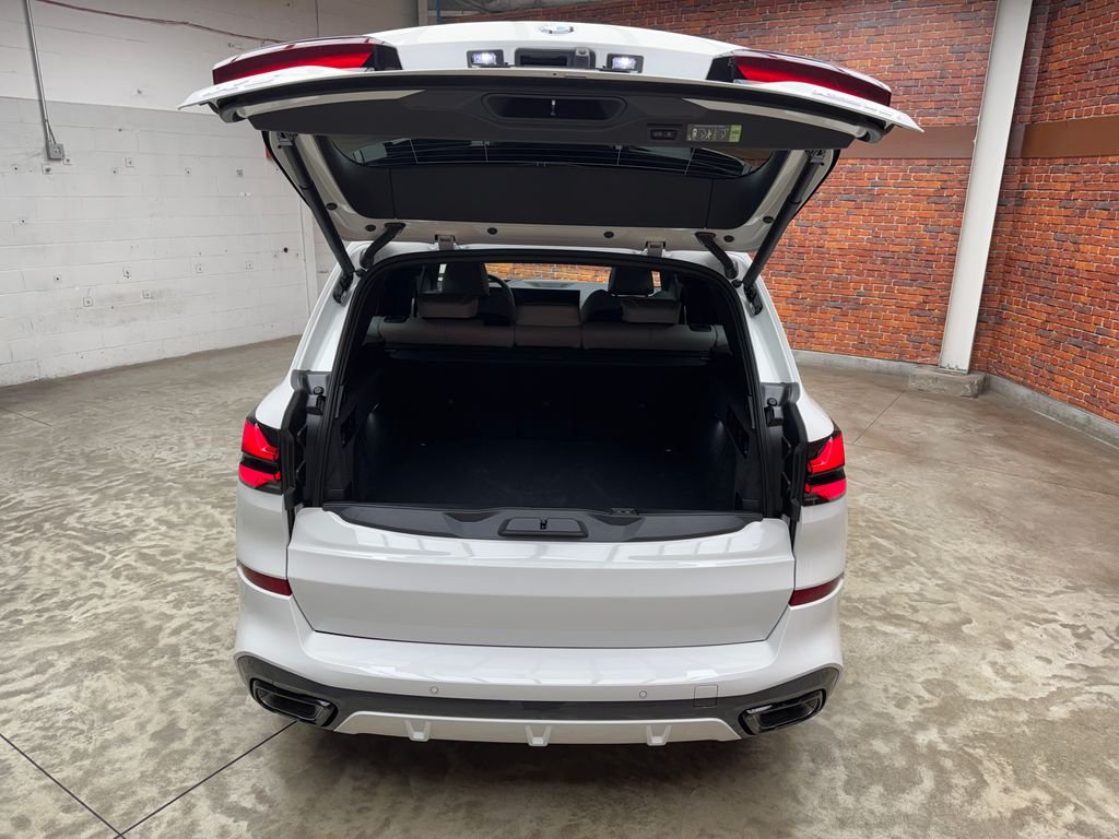 New 2026 White BMW xDrive40i image 25