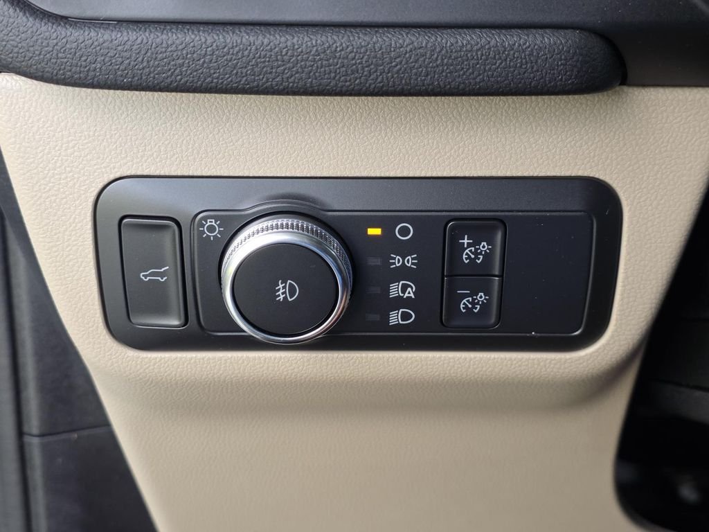 Used 2022 White Ford SEL image 31