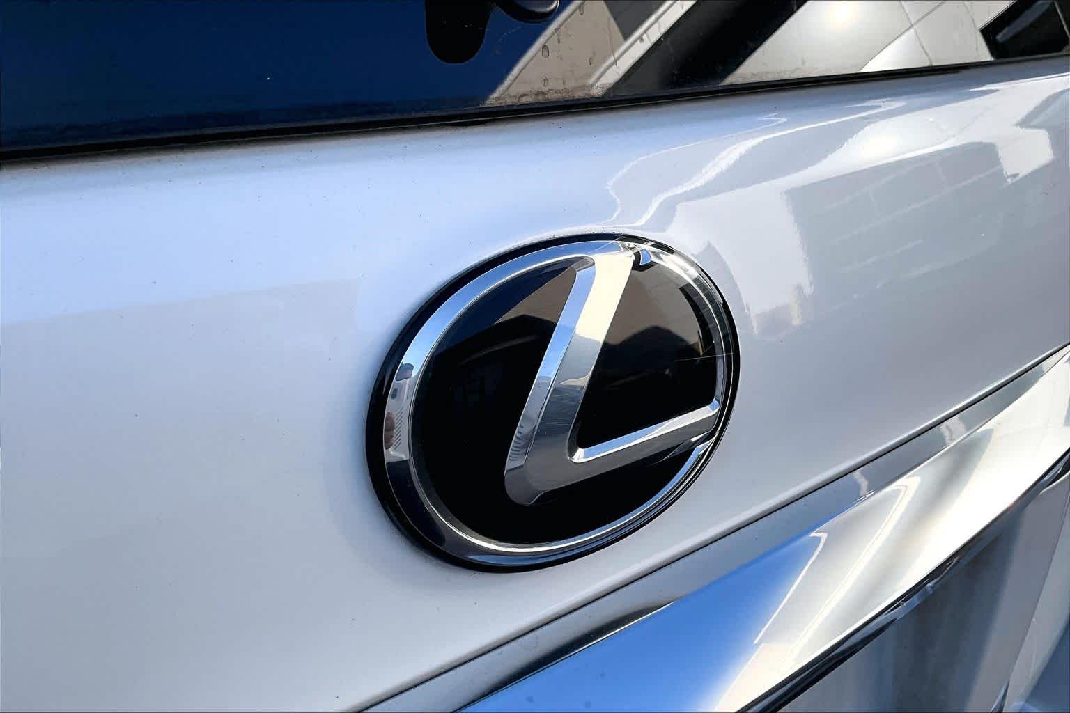 Used 2022 Starfire Pearl Lexus Premium image 31