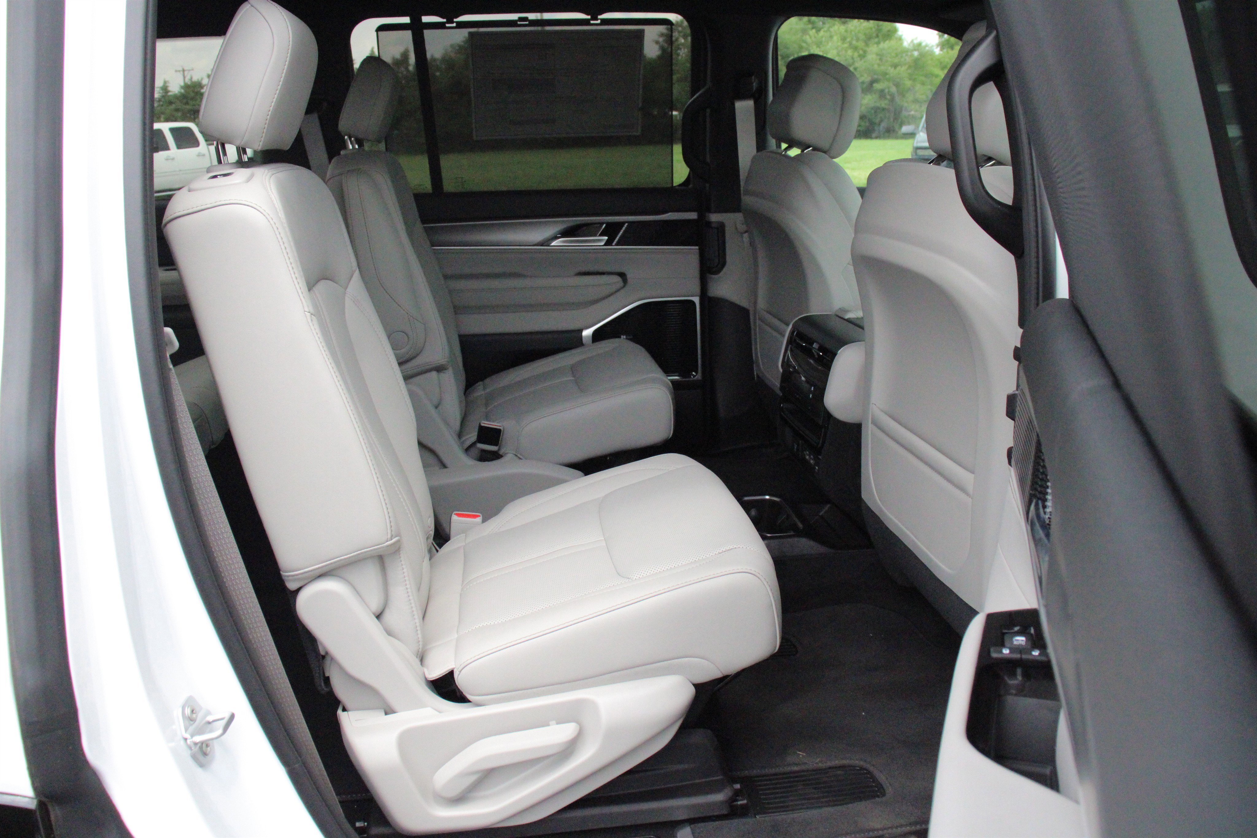 New 2026 Bright White Clear-Coat Exterior Paint Jeep Limited Reserve image 28