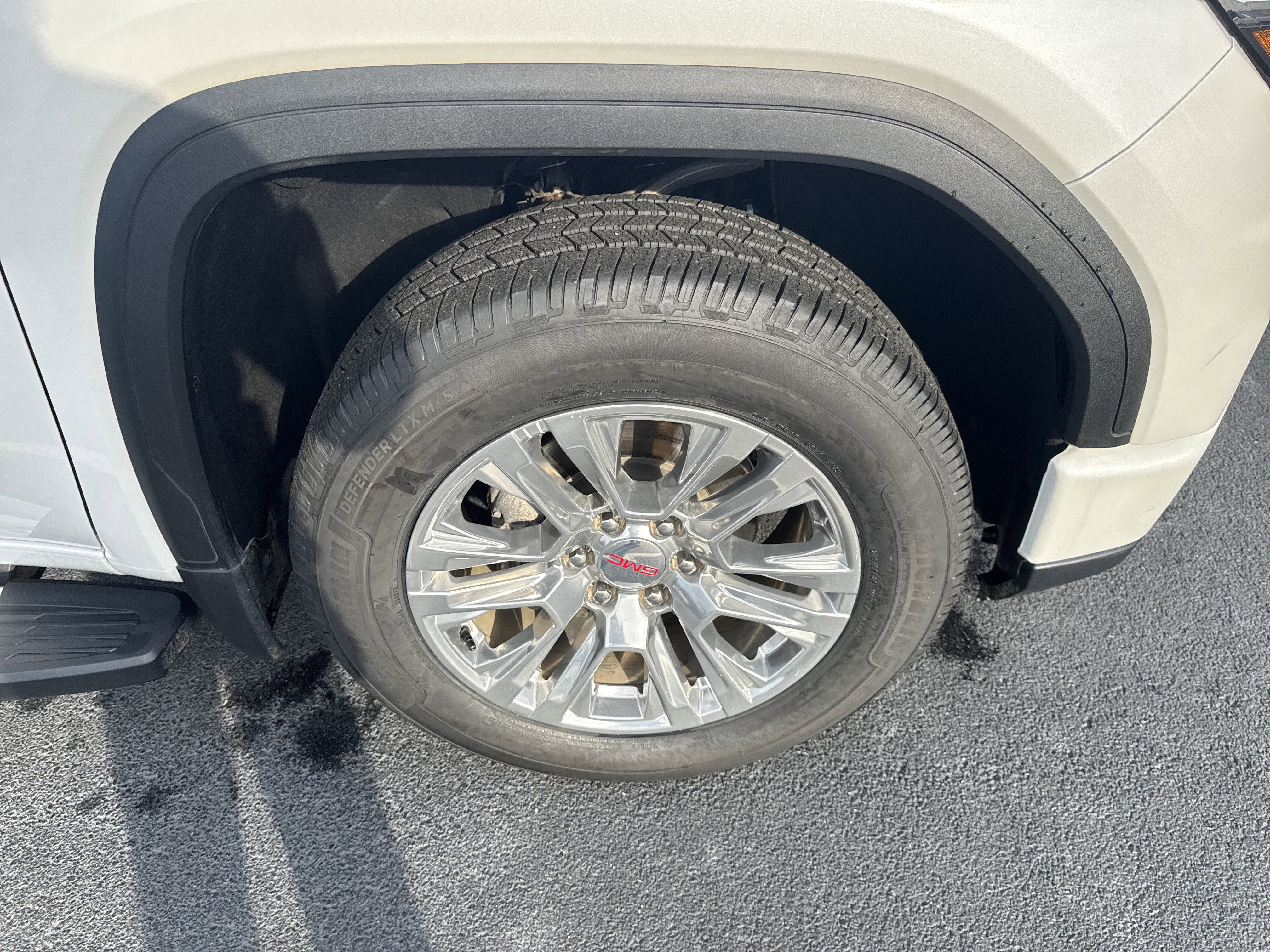 Used 2025 White Frost Tricoat GMC Denali image 10