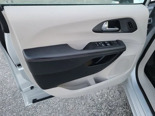 2024 Chrysler Pacifica Touring L - Photo 21