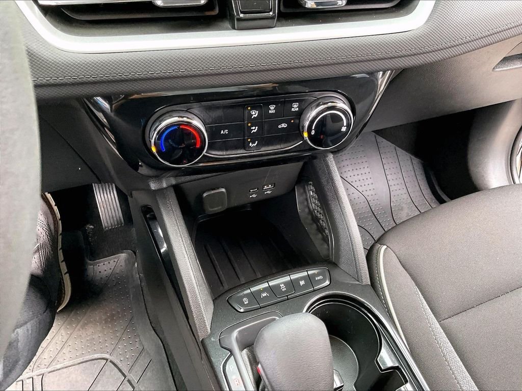 Used 2024 White Chevrolet LT image 25