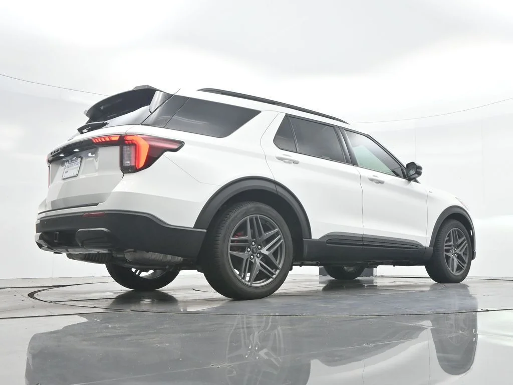 New 2026 Star White Metallic Tri-Coat Ford ST-Line image 39