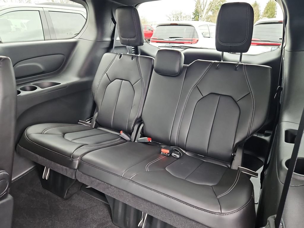 New 2026 Diamond Black Crystal Pearl-Coat Exterior Paint Chrysler Select image 35