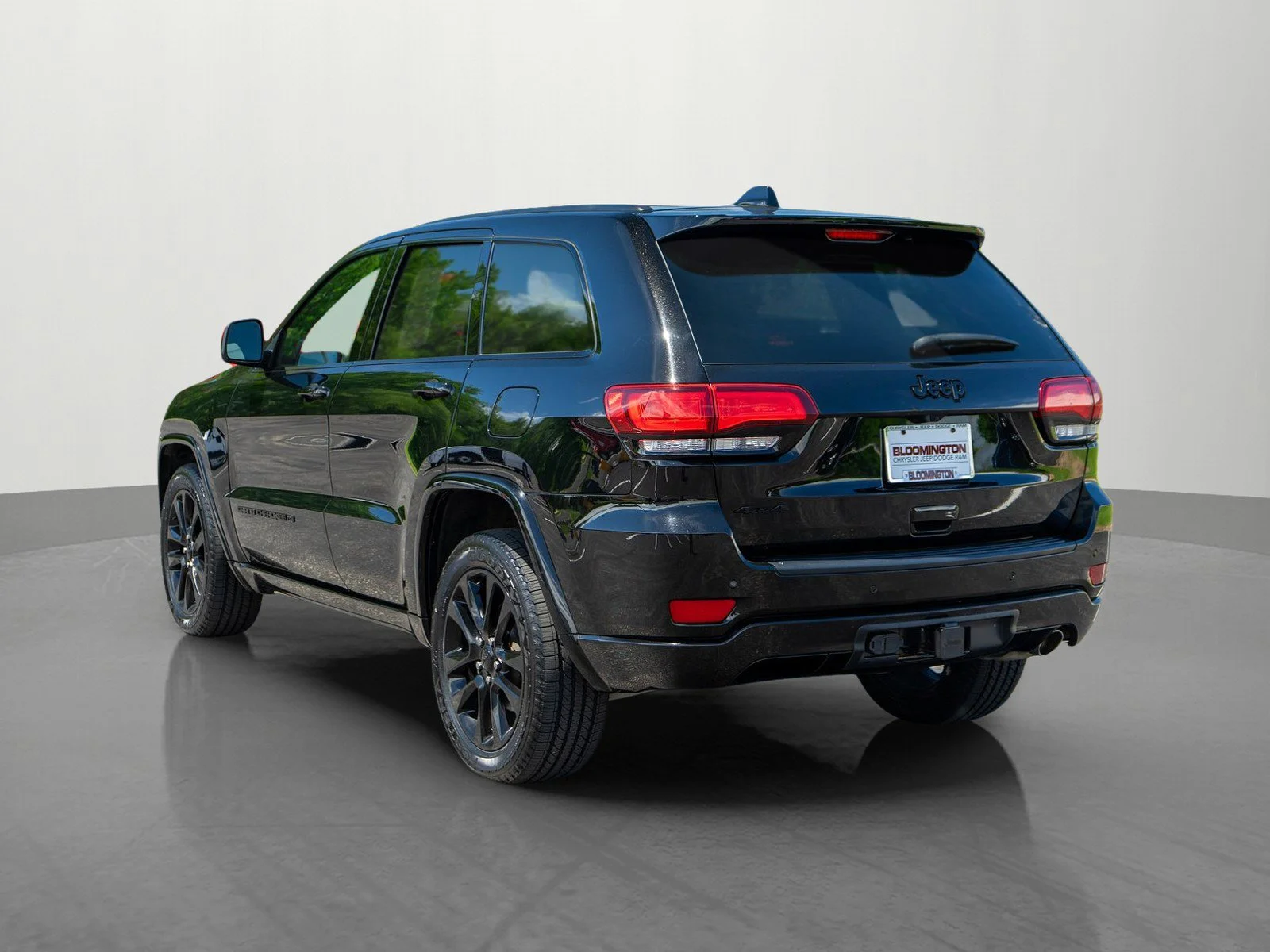 Used 2022 Diamond Black Crystal Pearlcoat Jeep Laredo X image 5