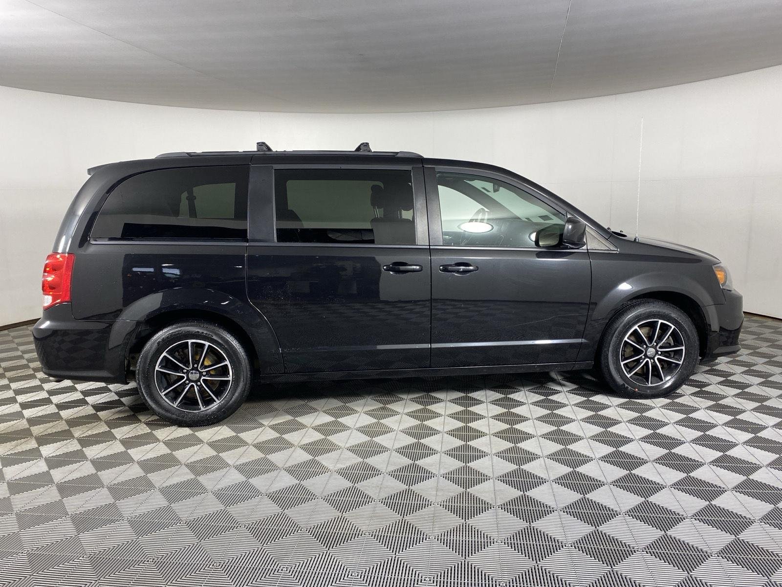 Used 2018 Black Onyx Crystal Pearlcoat Dodge SE Plus image 8