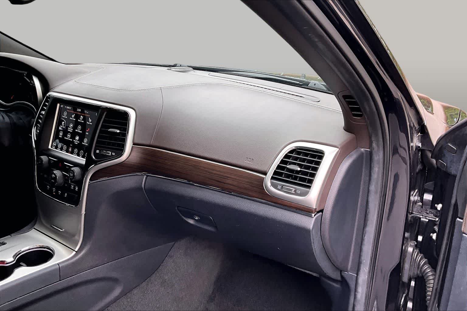 Used 2014 Maximum Steel Metallic Clearcoat Jeep Overland image 18