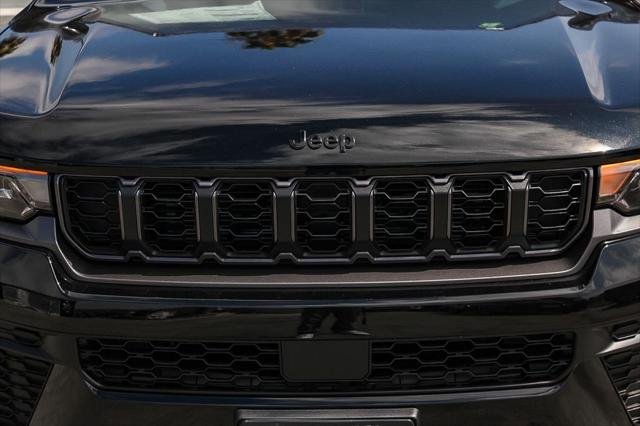 New 2026 Diamond Black Crystal Pearl-Coat Exterior Paint Jeep Laredo image 6