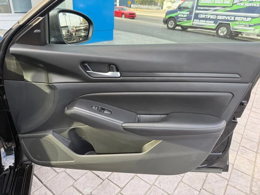 Used 2025 Black Nissan 2.5 SV image 17