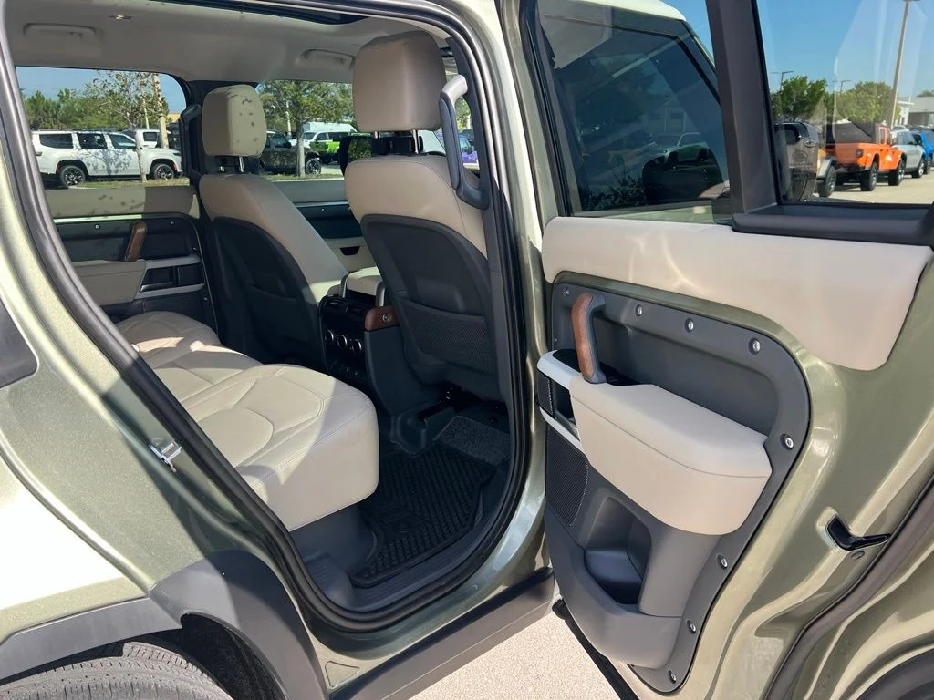 Used 2024 Green Land Rover S image 21