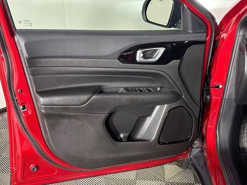 New 2026 Red Hot Pearl-Coat Exterior Paint Jeep Latitude image 10
