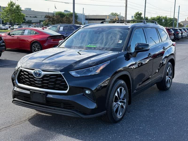 Used 2022 Midnight Black Metallic Toyota Hybrid XLE image 9