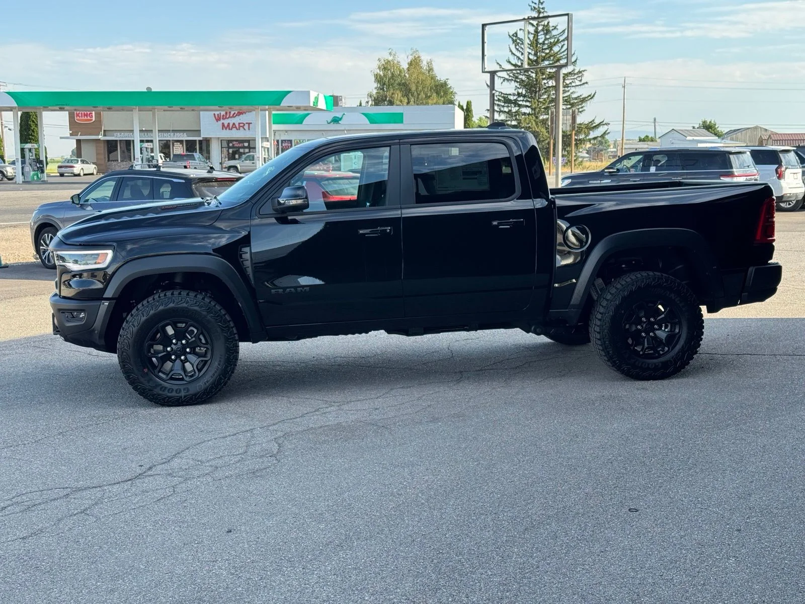 New 2026 Diamond Black Crystal Pearl-Coat Exterior Paint RAM RHO image 12