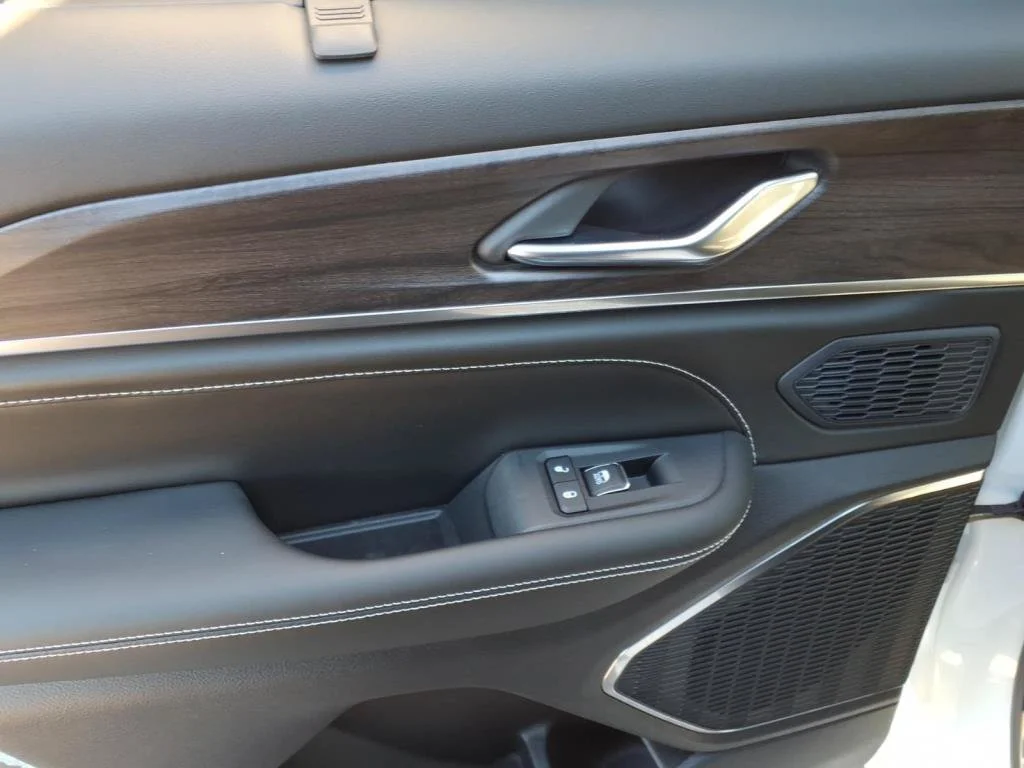 2025 Jeep Grand Cherokee Overland - Photo 6
