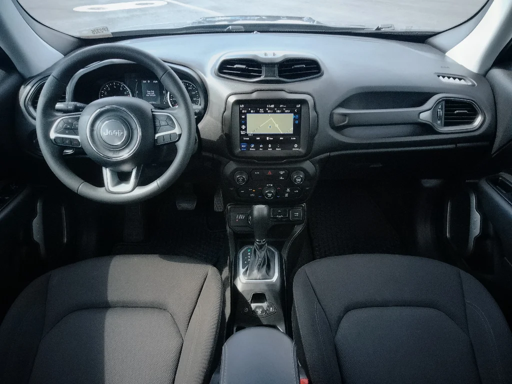 Used 2023 GRAPHITE GRAY Jeep Latitude image 11