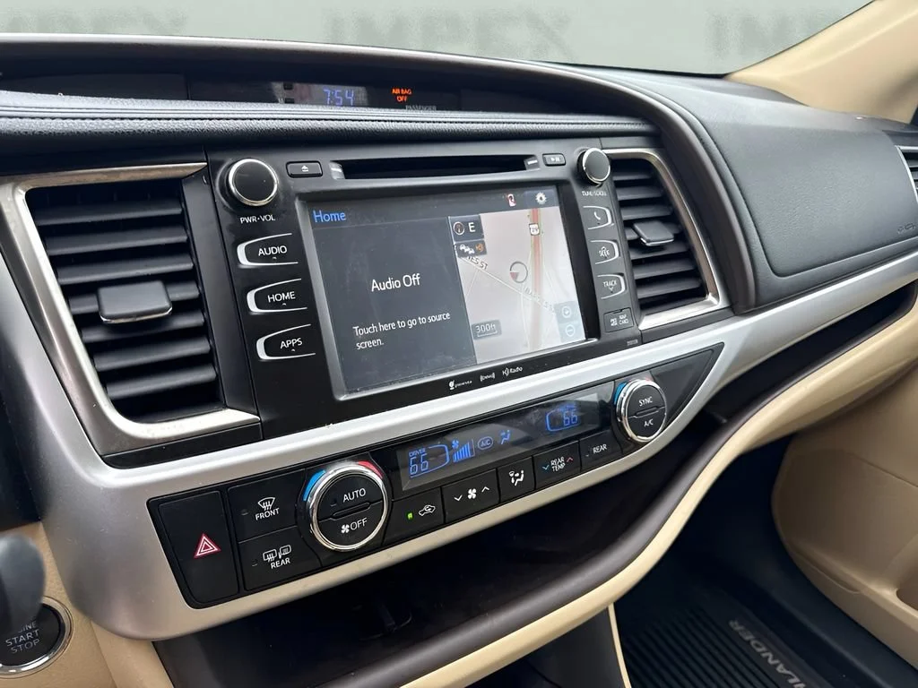 Used 2016  Toyota XLE image 13