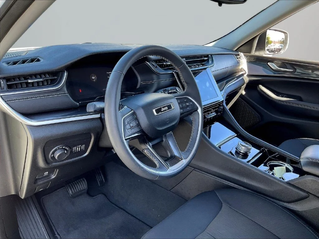 Used 2023 Bright White Clearcoat Jeep Laredo image 18