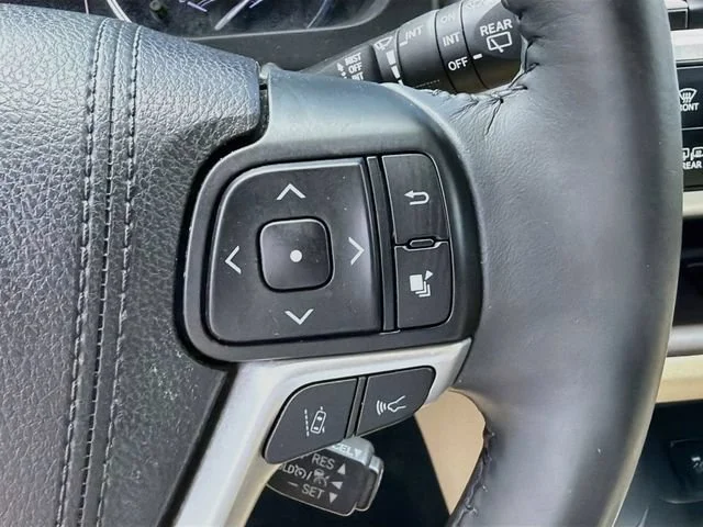 Used 2018 Blizzard Pearl Toyota XLE image 36