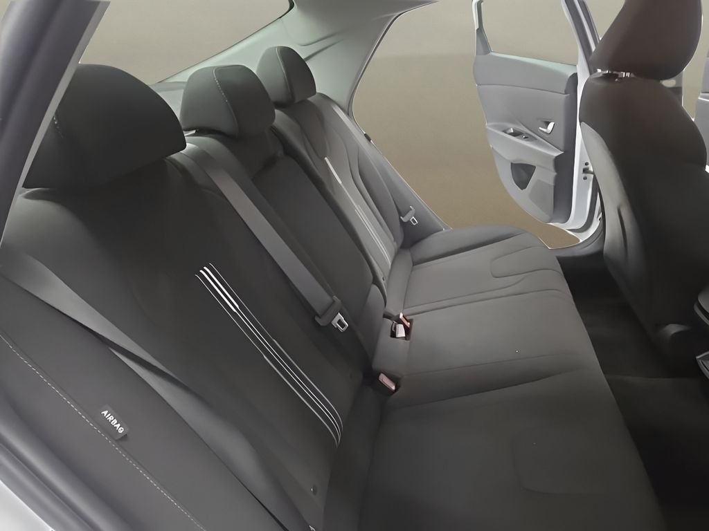 Used 2025 White Hyundai SEL Convenience image 18