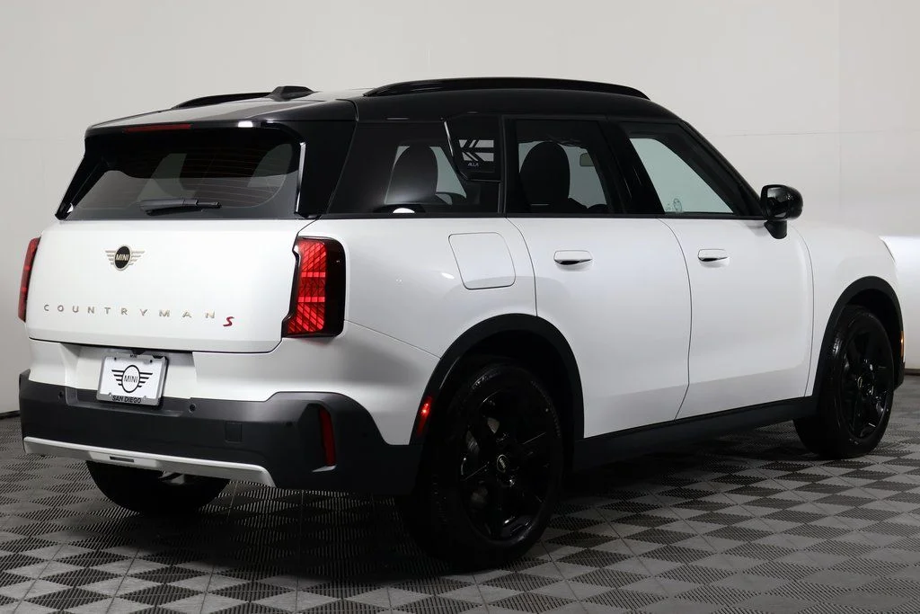 New 2027 White Metallic MINI Signature Plus image 2