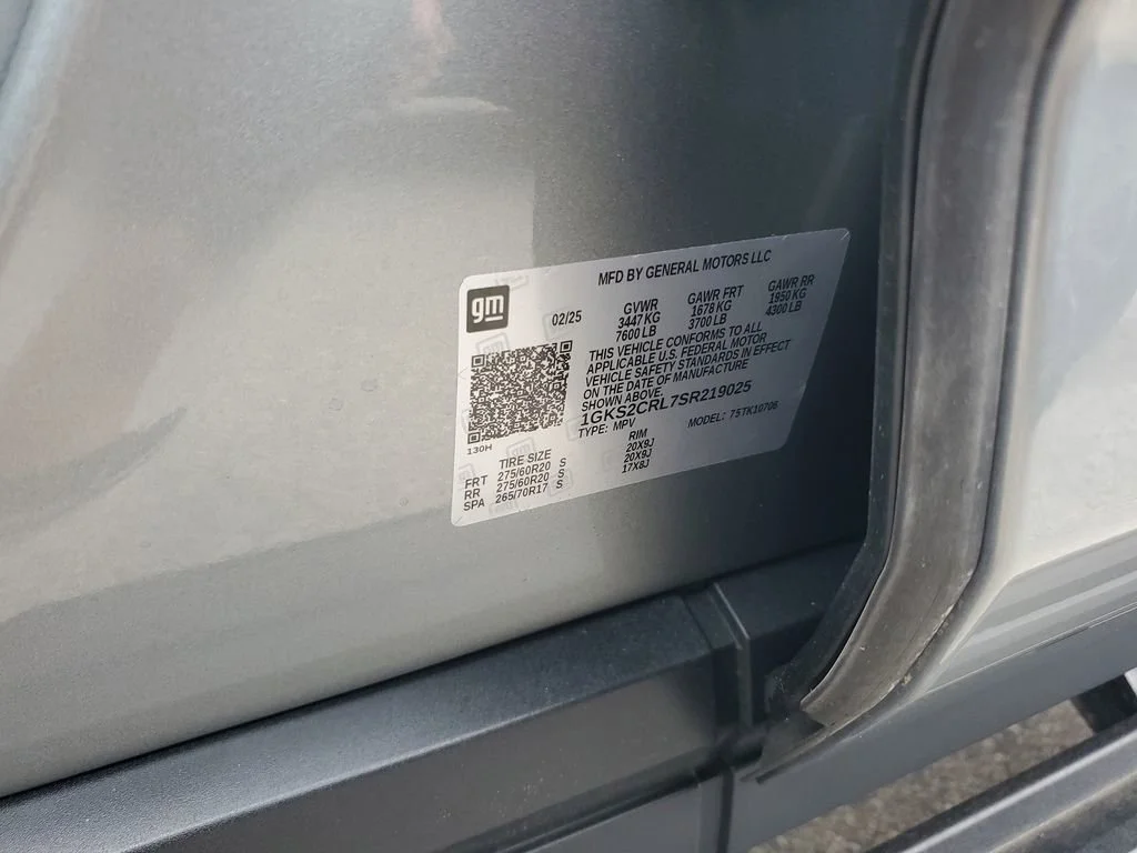 Used 2025 Sterling Metallic GMC AT4 image 28