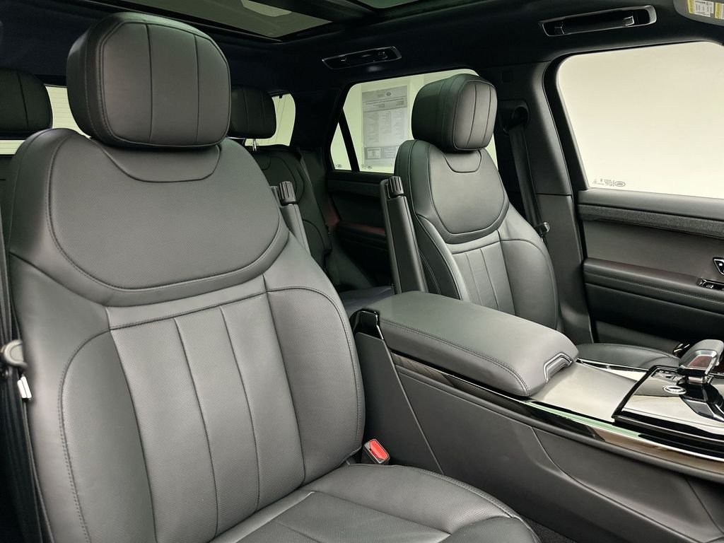 Used 2025 Santorini Black Metallic Land Rover Dynamic SE image 18