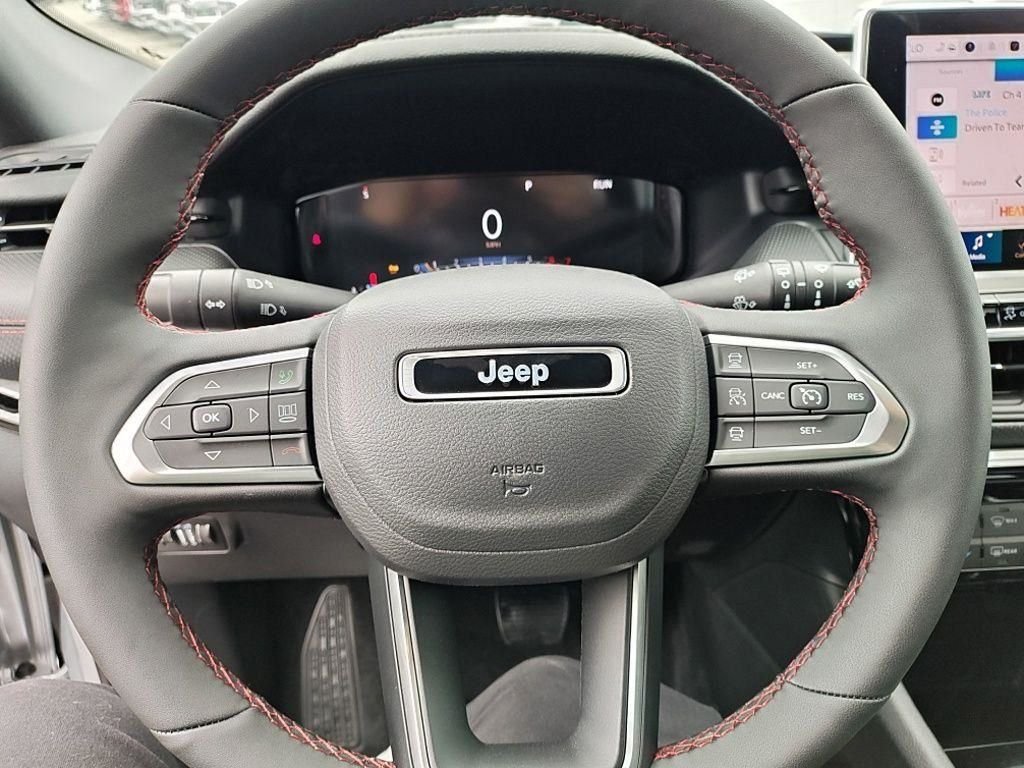New 2026 Silver Zynith Metallic Clear-Coat Exterior Paint Jeep Trailhawk image 20
