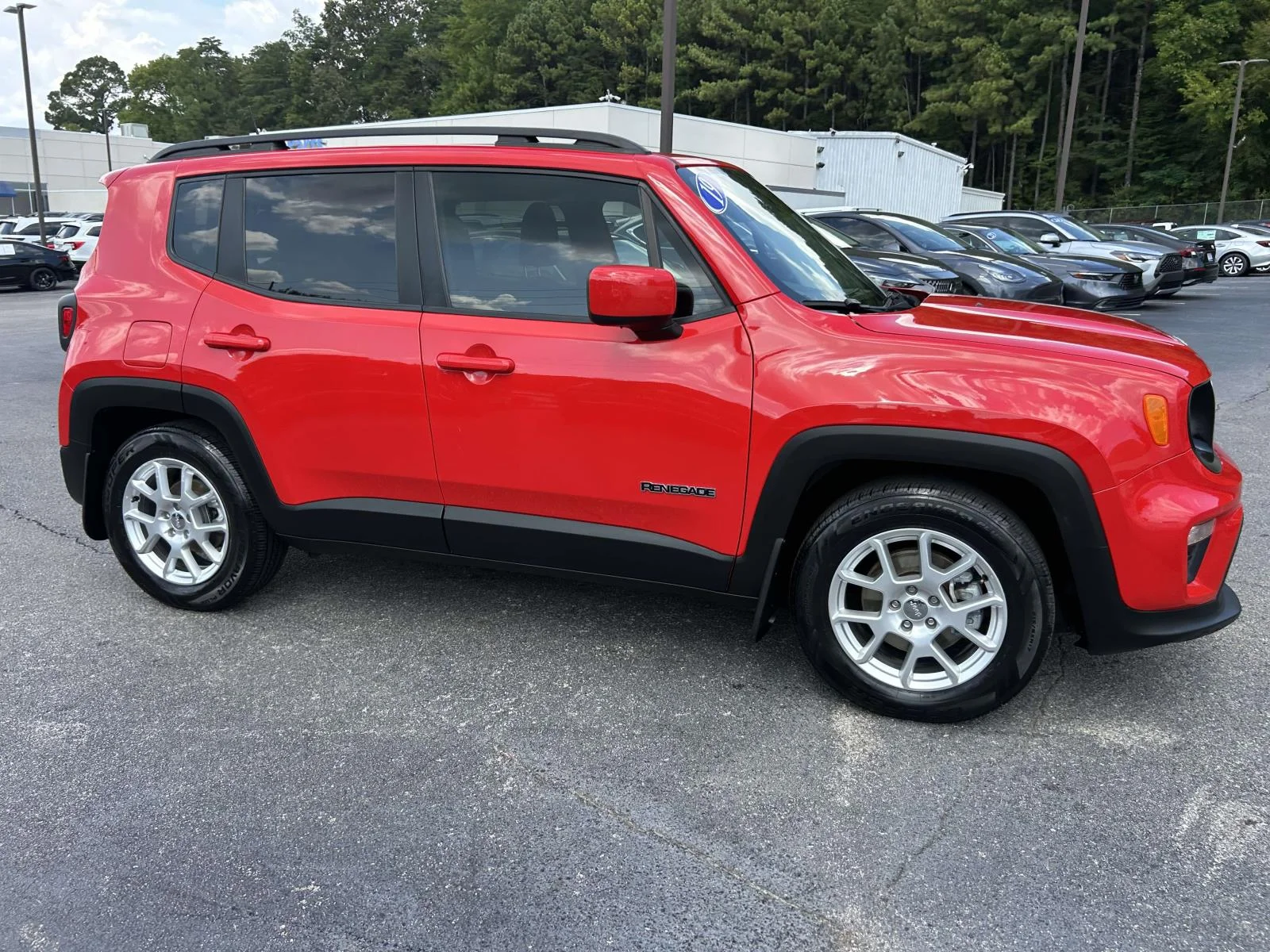Used 2019 Red Jeep Latitude FWD image 6