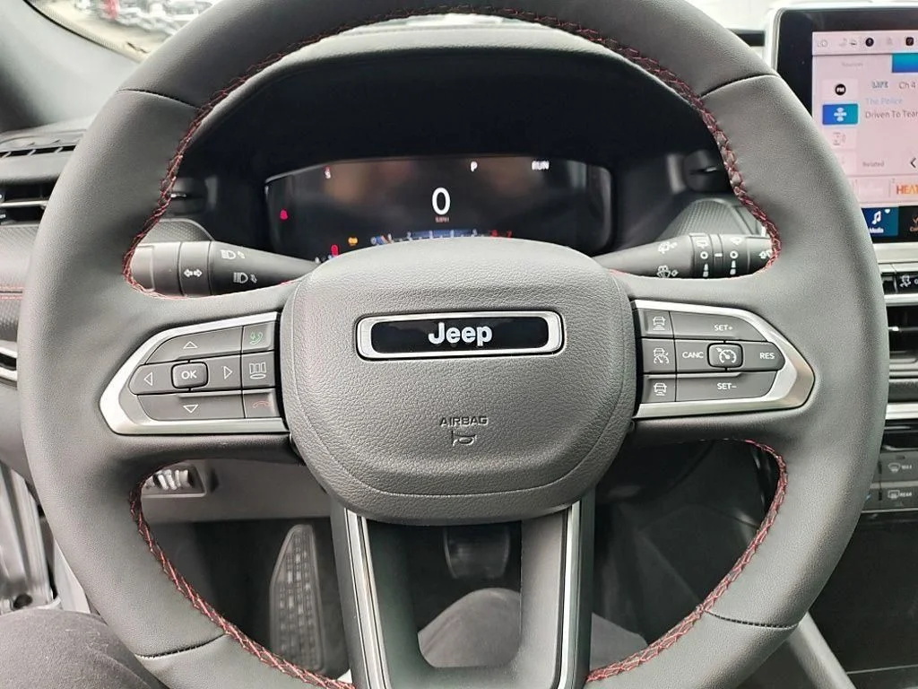 New 2026 Silver Zynith Metallic Clear-Coat Exterior Paint Jeep Trailhawk image 20