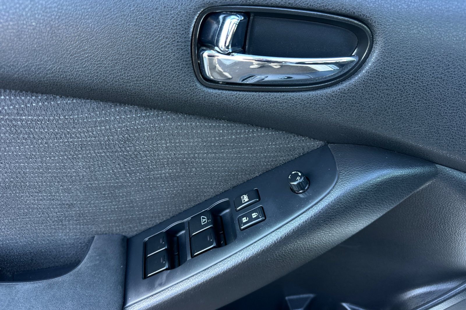 Used 2012 White Nissan 2.5 S image 11