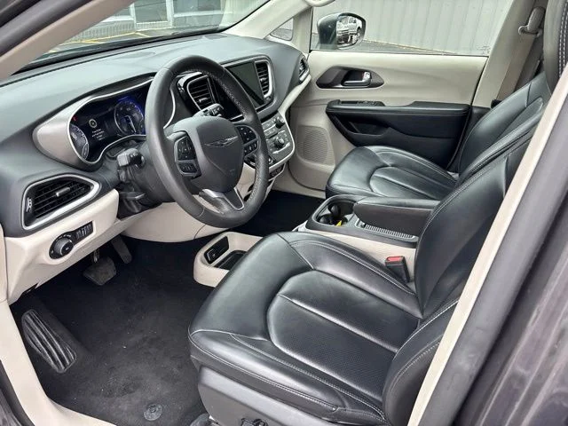 Used 2023 Granite Crystal Clearcoat Metallic Chrysler Touring L image 17