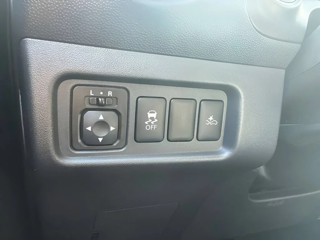 Used 2024  Mitsubishi ES image 19
