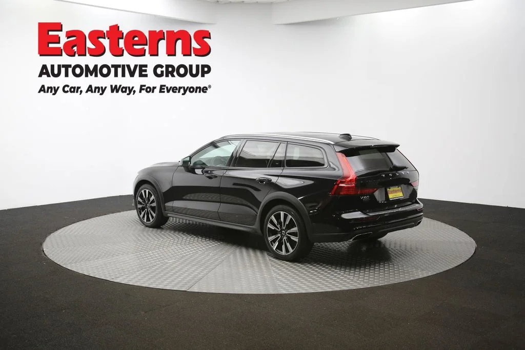 Used 2022 Black Volvo T5 image 61