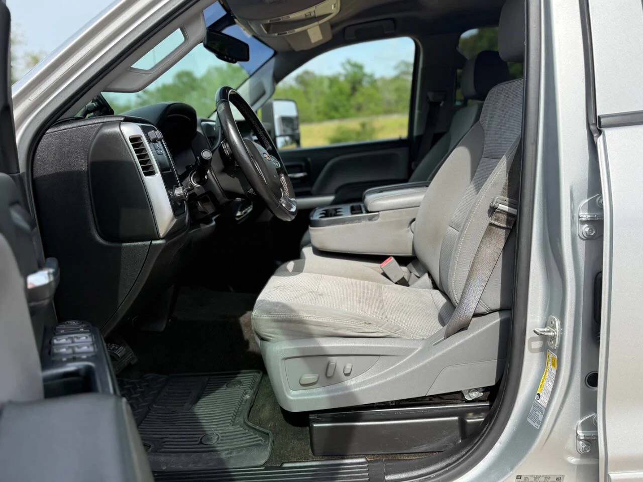 Used 2016 Silver Chevrolet LT 4x2 4dr Crew Cab SB image 17