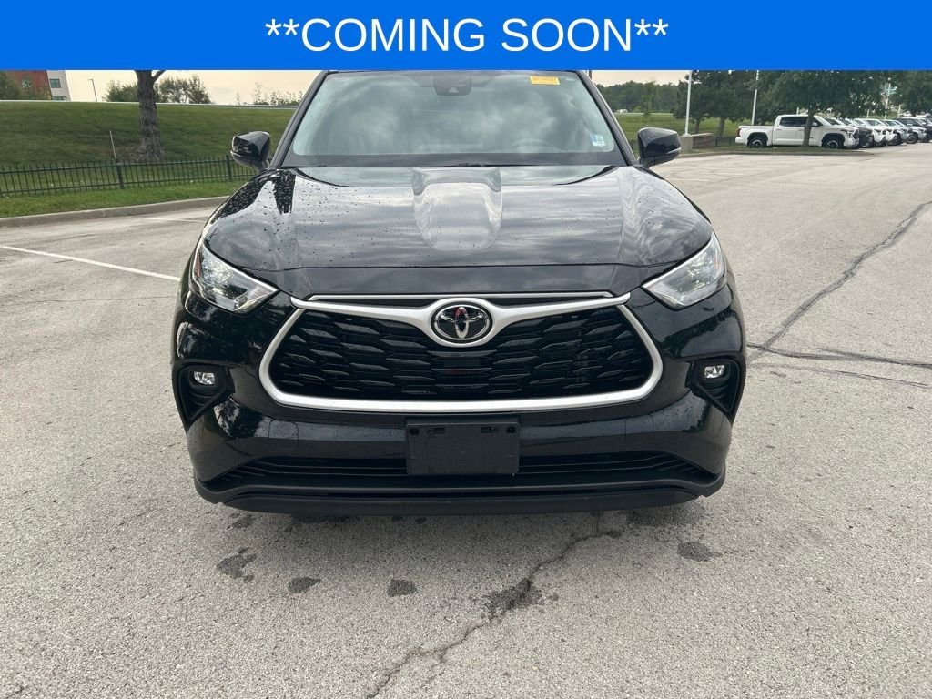 Used 2022 Toyota Highlander XLE with VIN 5TDGZRBH6NS235650 for sale in Kansas City
